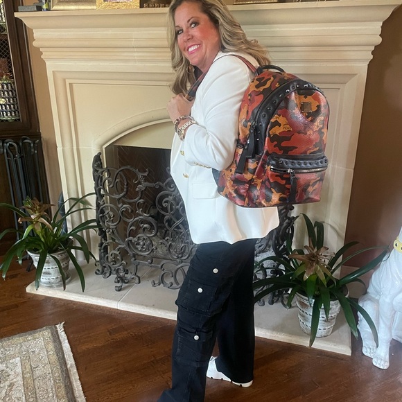 MCM 🔥full-size backpack visetos Camo orange with blk studs - Picture 16 of 16